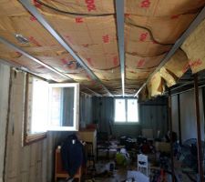 Je commence l'isolation (plus phonique que thermique &eacute;tant d&eacute;j&agrave; isol&eacute; de l?ext&eacute;rieur )
ne fais pas comme moi mettre les suspente avec un &eacute;cart r&eacute;gulier &ccedil;a &eacute;vitera de coup&eacute; des bandes de laine de roche a cotes farfelue :/