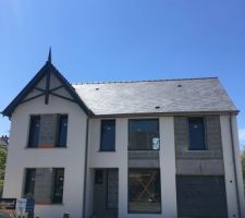 Façade de la maison avec enduit PRB blanc de la côte et gris Carnac sous le porche