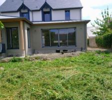 Arrière de la maison avec enduit PRB blanc de la côte et gris Carnac