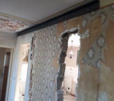 Mise en place d un upaf ou upm , il s agit deux barre de métal en forme de U qui se place de chaque coter d une poutre . La taille de l upaf est définit par un professionnel du bâtiment.
Pour nous c est du 110 d épaisseur. Son coût 120 euros