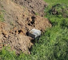 Mi mai le 1er travail a été de mettre au propre le terrain et de réaliser 2 tranchées d infiltration de 9x2m pour les eaux pluviales .