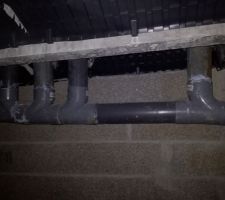 Évacuations vue du vide sanitaire.
Un peu crado ses maçons, ça se confirme encore une fois