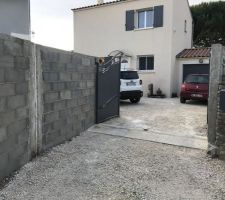 Accès avec ancien portail, compliqué à sortir avec la voiture à gauche