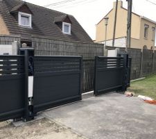 J ai laiss&eacute; l?ancien portail derri&egrave;re en attendant la finalisation car j ai des chiens