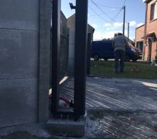 J ai laiss&eacute; l?ancien portail derri&egrave;re en attendant la finalisation car j ai des chiens