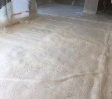 La mousse isolante pour le planch&eacute; chauffant 
la pi&egrave;ce de vie