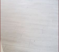 Carrelage de l'étage terminé. Chambre du fiston