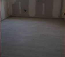 Carrelage de l'étage terminé. Chambre du fiston