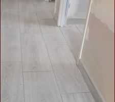 Carrelage de l'étage terminé. Couloir