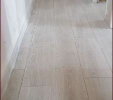 Carrelage de l'étage terminé. Couloir