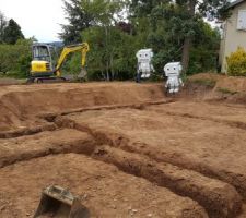 Fin mai le terrassement et la préparation des fondations sont finis, cela nous donne une première idée de la maison
