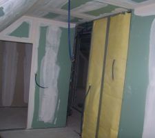 Au fond on voit le dressing - salle de bain