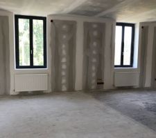 Bonjour à tous, 

nous sommes passés sur le chantier et malgré notre demande de ne pas poser les radiateurs, ils ont été posés par le plombier. 

Nous voulions éviter devoir les protéger au moment de peindre au pistolet. 

On va donc les démonter et les protéger. 

On commence la semaine prochaine, nos travaux de déco. 

On va d'abord prévoir quelques jours pour tout protéger (fenêtres, prises, radiateurs), puis on attaque la peinture, sous couche et 2 couches de peintures blanches.
Dans l'ensemble, nous sommes ravis d'avoir travaillé avec notre architecte. 

Ses artisans ont été très professionnels. 

Le plombier est moins coordonné. Il a pris du retard et il n'avance pas au même rythme.

La chaudière ne sera posée qu'en septembre. 

On a mis la pression pour avoir un robinet d'eau dans le jardin pour avancer dans nos travaux en août.

Tous les autres ont été dans les temps et très compréhensifs.

Cette semaine, une société de nettoyage est prévue pour tout nettoyer, poussière et platres sur les fenêtres et sur le sol.
