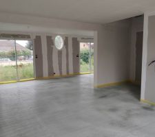 Nous sommes passés aujourd'hui, nous avons vu que la chape du rez-de-chaussée est en place (il n'y a pas encore celle de l'étage)