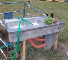 Évier de récupération, point d'eau annexe extérieur, le temps des travaux.