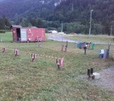 Un bon coup de rotofil pour faire place nette avant l'arrivée des charpentiers.