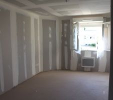 - Visite de pré-réception -

Salle d'eau de la suite parentale (avec receveur de douche en faux-plafond par Casagrande) : manque le robinet
