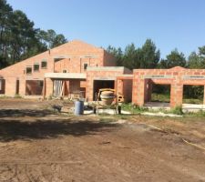 Maçonnerie enfin terminée ! Vue côté terrasse, avec le balcon des chambres de l'étage et le garage/salle de sport à droite.