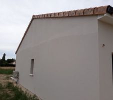 1ère couche de peinture qui fait apparaitre de grandes fissures horizontale sur un pignon au niveau du chainage
