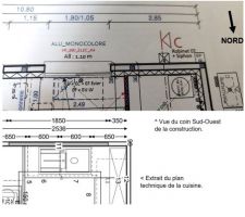 Vue sur la cuisine.