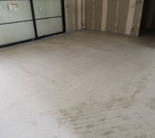 La chape est bien s&egrave;che.
La laitance est bien homog&egrave;ne