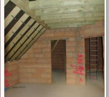 Chambre parentale. A gauche le dressing à droite le couloir