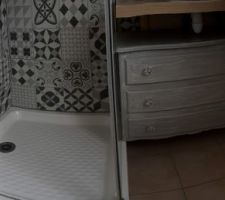 Vue d'ensemble douche et meuble sous-vasque, finalement posé un peu trop haut à cause de la bonde... :-(