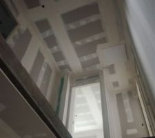 Bandes en cours cage d'escalier. Porte ce notre chambre