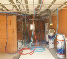 Gaine pour Plomberie, &eacute;lectricit&eacute; en cours de pose ainsi que les nourrices de pos&eacute;es