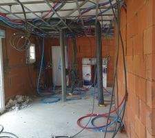 Gaine pour Plomberie, &eacute;lectricit&eacute; en cours de pose ainsi que les nourrices de pos&eacute;es