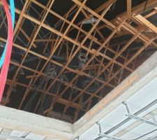 Gaine pour Plomberie, &eacute;lectricit&eacute; en cours de pose ainsi que les nourrices de pos&eacute;es