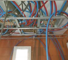 Gaine pour Plomberie, électricité en cours de pose ainsi que les nourrices de posées