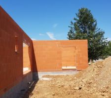 Fin de l'élévation des murs, vue extérieure sur la future terrasse et sur la porte fenêtre de la chambre parentale