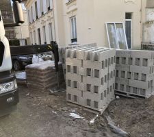Livraison parpaing pour la cloture et bloc à bancher pour les murs de soutènement de la descente de garage