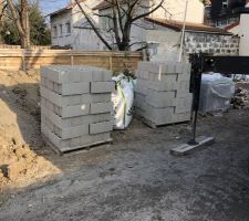 Livraison parpaing pour la cloture et bloc à bancher pour les murs de soutènement de la descente de garage