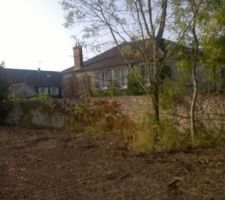 Le fond de parcelle a été nettoyé en vue de la réfection du mur