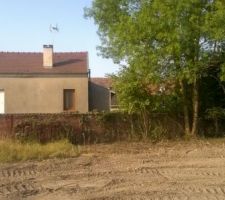 Fond de parcelle du lot 7, on constate l'absence d' "écran végétal à conserver" et le superbe vis-à-vis qui en découle...