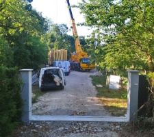 Vue coté entrée avec l'impressionnante grue et la semi de panneaux