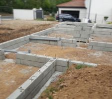 Qlq jours après les fondations, les murs du vide sanitaire sont montés.