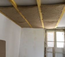Isolation plafond avec panneau de chanvre