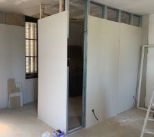 Cloison dans la chambre pour le dressing avec pose d une corniche et éclairage led