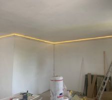 Cloison dans la chambre pour le dressing avec pose d une corniche et éclairage led