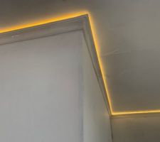 Cloison dans la chambre pour le dressing avec pose d une corniche et éclairage led