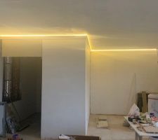 Cloison dans la chambre pour le dressing avec pose d une corniche et éclairage led