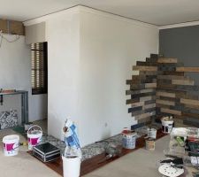 Pose d habillage planche de palette ainsi que les plinthe, pose carrelage coutour de la chambre et pose d un parquet merbau