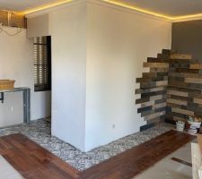 Pose d habillage planche de palette ainsi que les plinthe, pose carrelage coutour de la chambre et pose d un parquet merbau