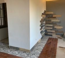 Pose d habillage planche de palette ainsi que les plinthe, pose carrelage coutour de la chambre et pose d un parquet merbau