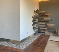 Pose d habillage planche de palette ainsi que les plinthe, pose carrelage coutour de la chambre et pose d un parquet merbau