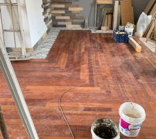 Pose d habillage planche de palette ainsi que les plinthe, pose carrelage coutour de la chambre et pose d un parquet merbau