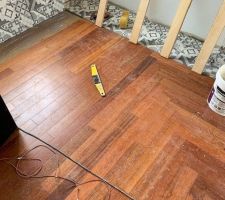 Pose d habillage planche de palette ainsi que les plinthe, pose carrelage coutour de la chambre et pose d un parquet merbau